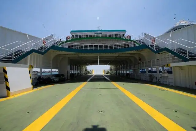 Tàu phà để bán