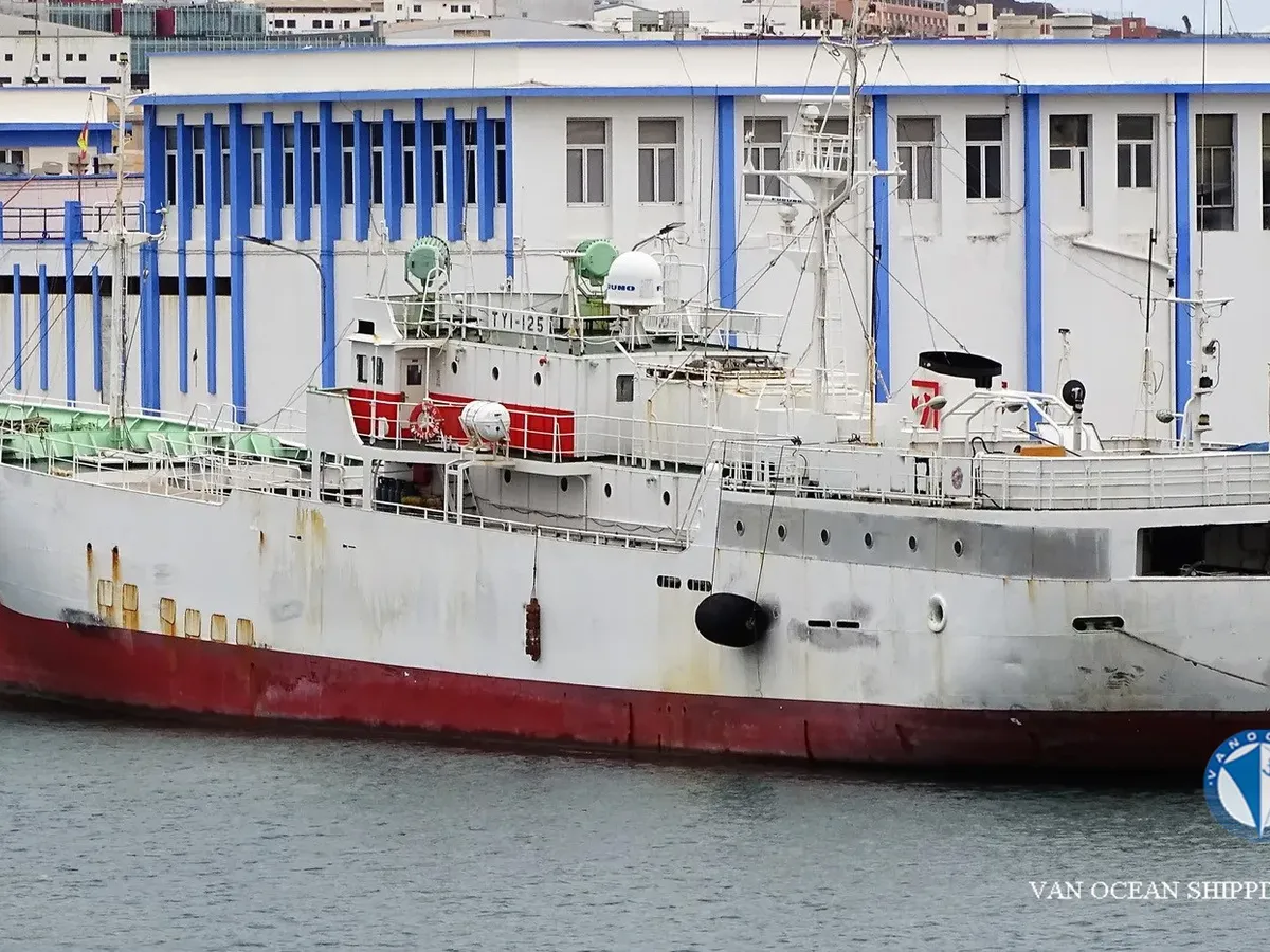 Tàu câu dài để bán
