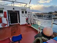 Tàu du lịch để bán