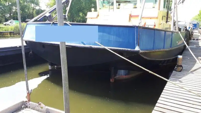 Tàu kéo lưới để bán