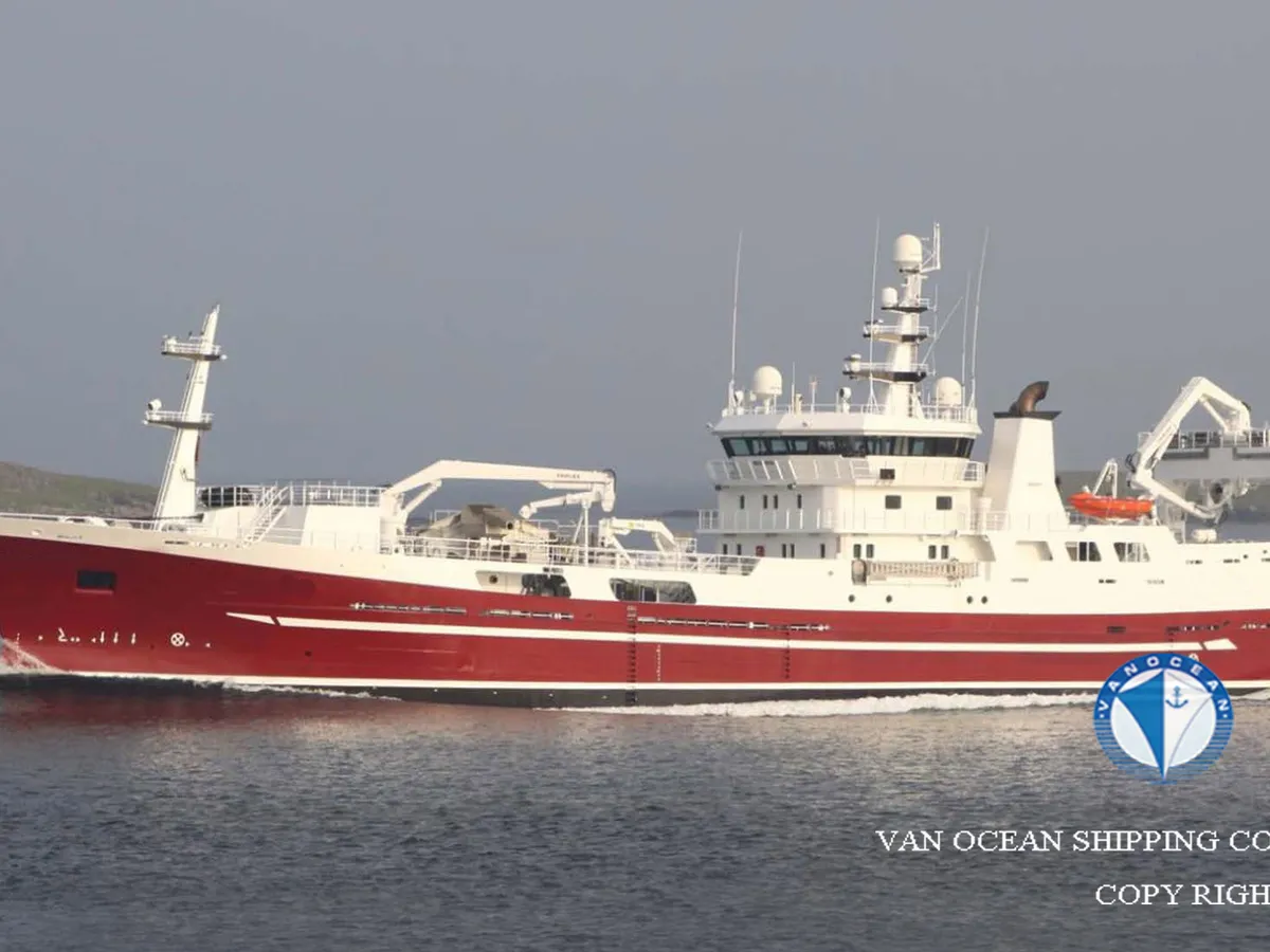 Tàu kéo lưới để bán