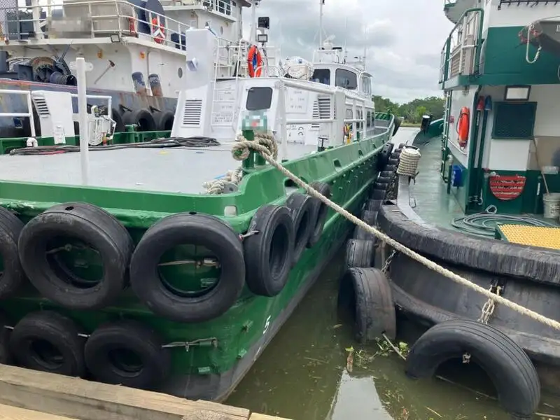 Tàu chở thủy thủ đoàn để bán