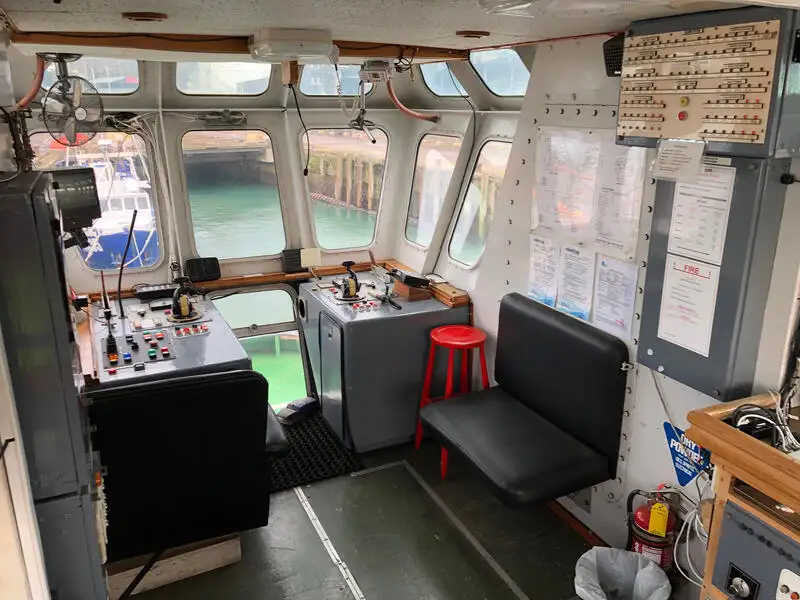 Tàu kéo để bán