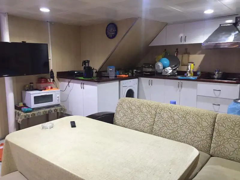 Tàu du lịch để bán