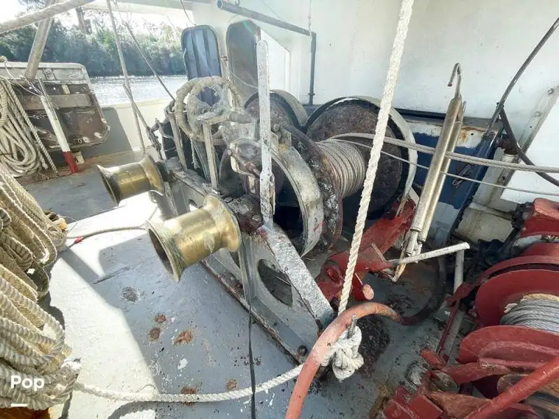 Tàu kéo lưới để bán