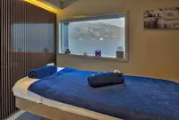 Tàu du lịch để bán