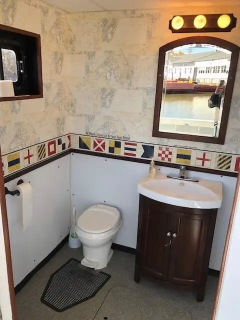 Tàu du lịch để bán