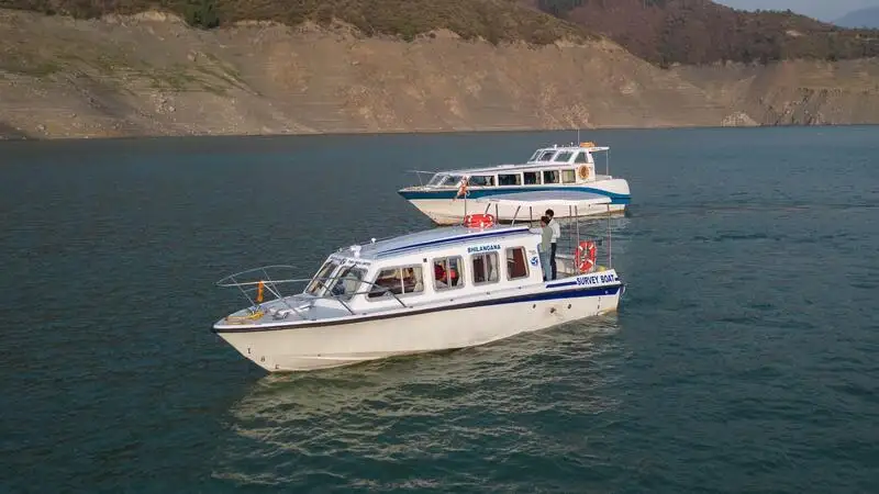 Tàu du lịch để bán