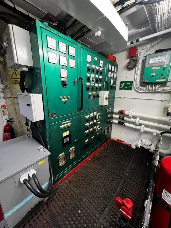 Tàu kéo để bán