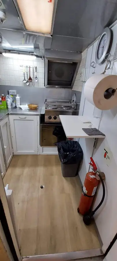 Tàu chở thủy thủ đoàn để bán