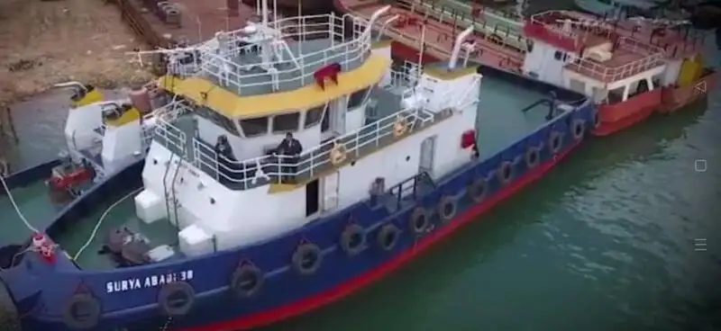 Tàu kéo để bán