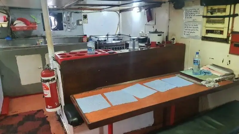 Tàu câu dài để bán