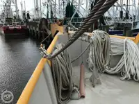 Tàu kéo lưới để bán