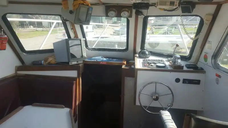 Tàu kéo lưới để bán