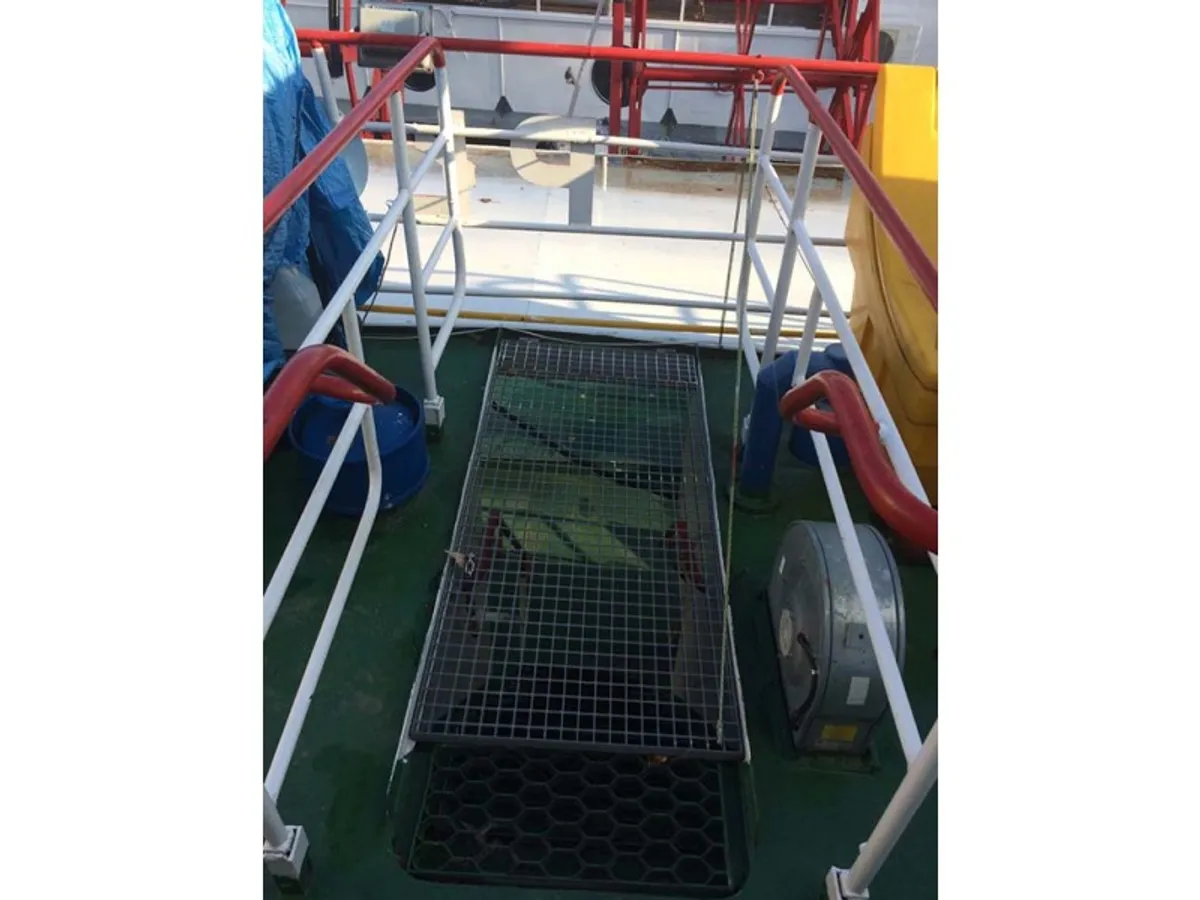 Tàu container để bán
