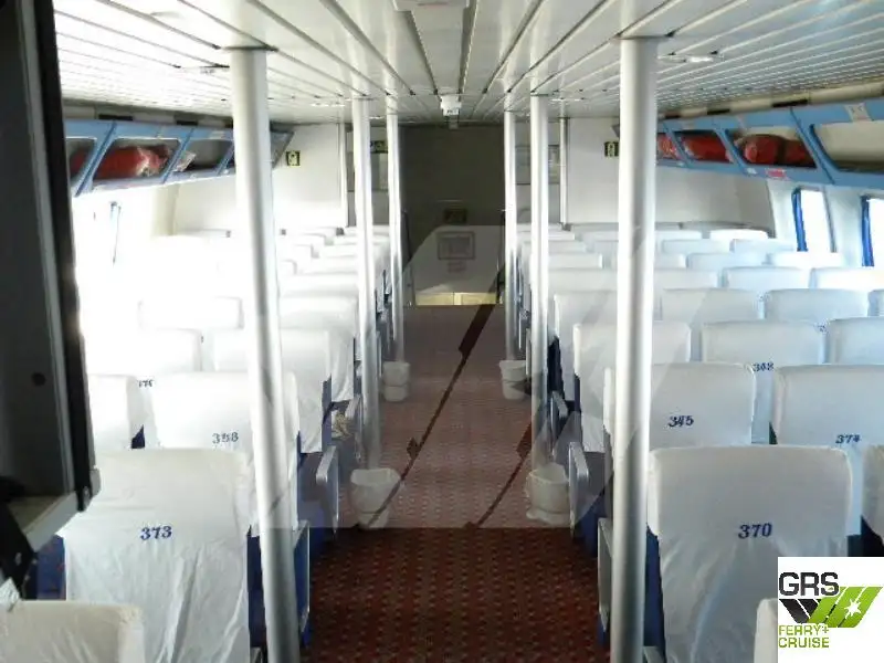 Tàu du lịch để bán