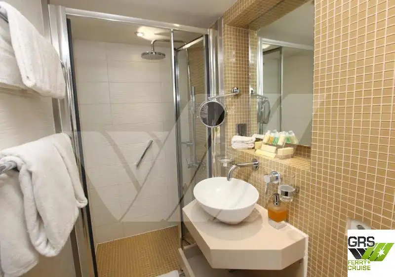Tàu du lịch để bán