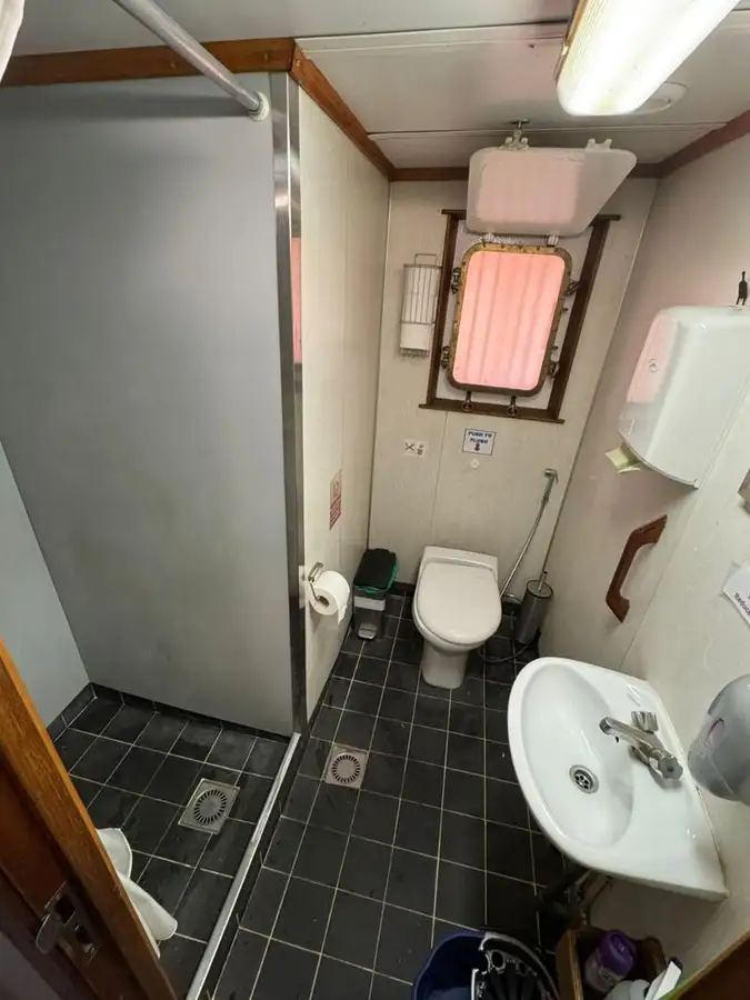 Tàu container để bán
