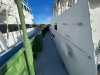 Tàu chở thủy thủ đoàn để bán