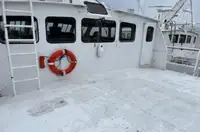 Tàu chở thủy thủ đoàn để bán