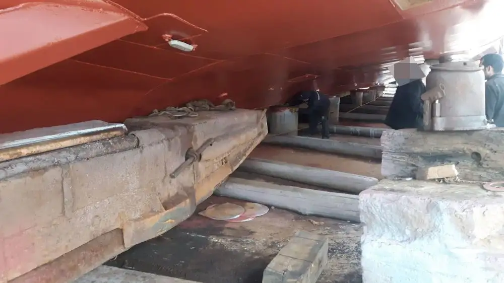 Tàu phà để bán
