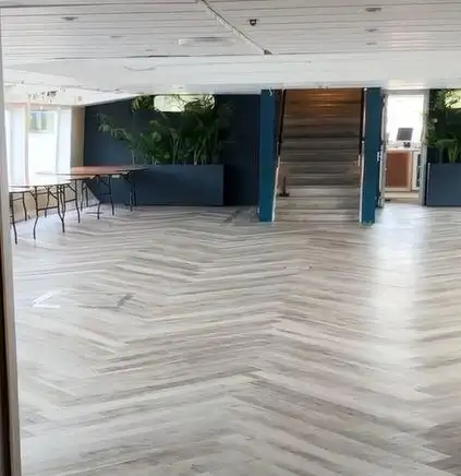Tàu chở khách và hàng hóa để bán
