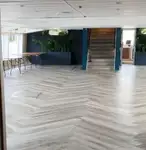 Tàu chở khách và hàng hóa để bán