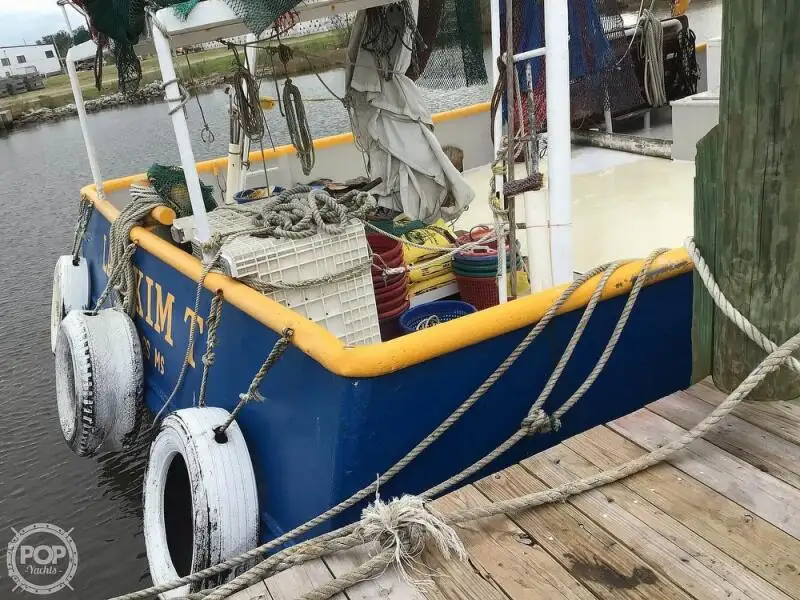 Tàu kéo lưới để bán