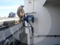 Tàu chở cá sống để bán