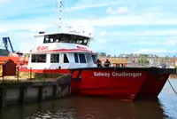 Tàu hai thân để bán