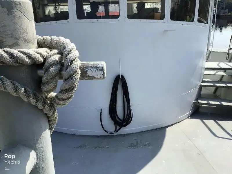 Tàu kéo lưới để bán