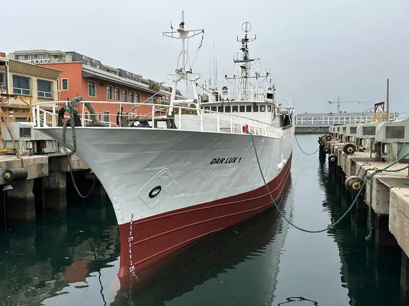 Tàu kéo lưới để bán