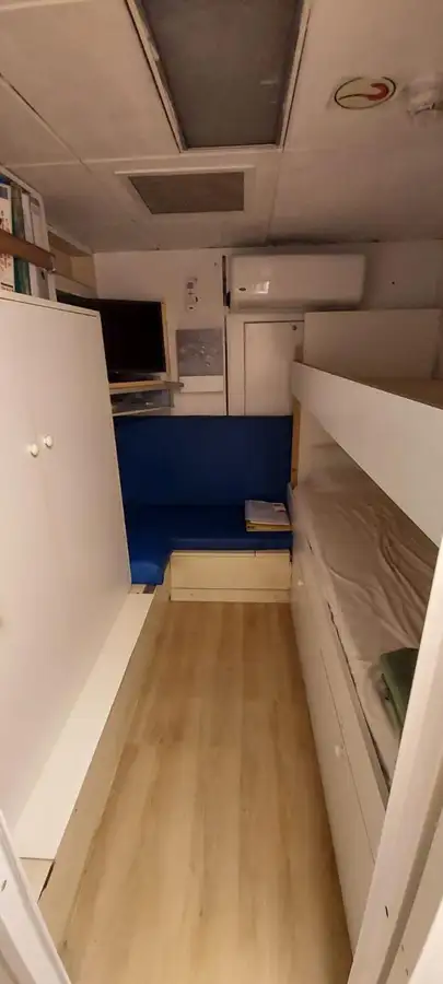 Tàu chở thủy thủ đoàn để bán