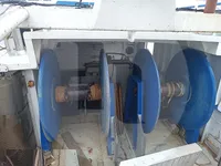 Tàu chở cá sống để bán