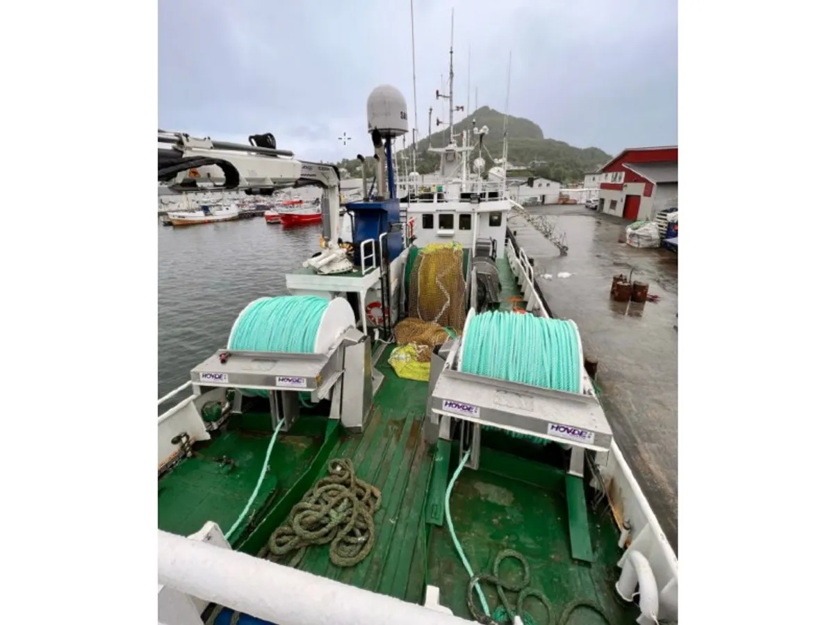 Tàu phà để bán