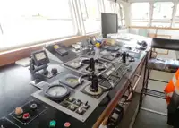 Tàu làm việc để bán