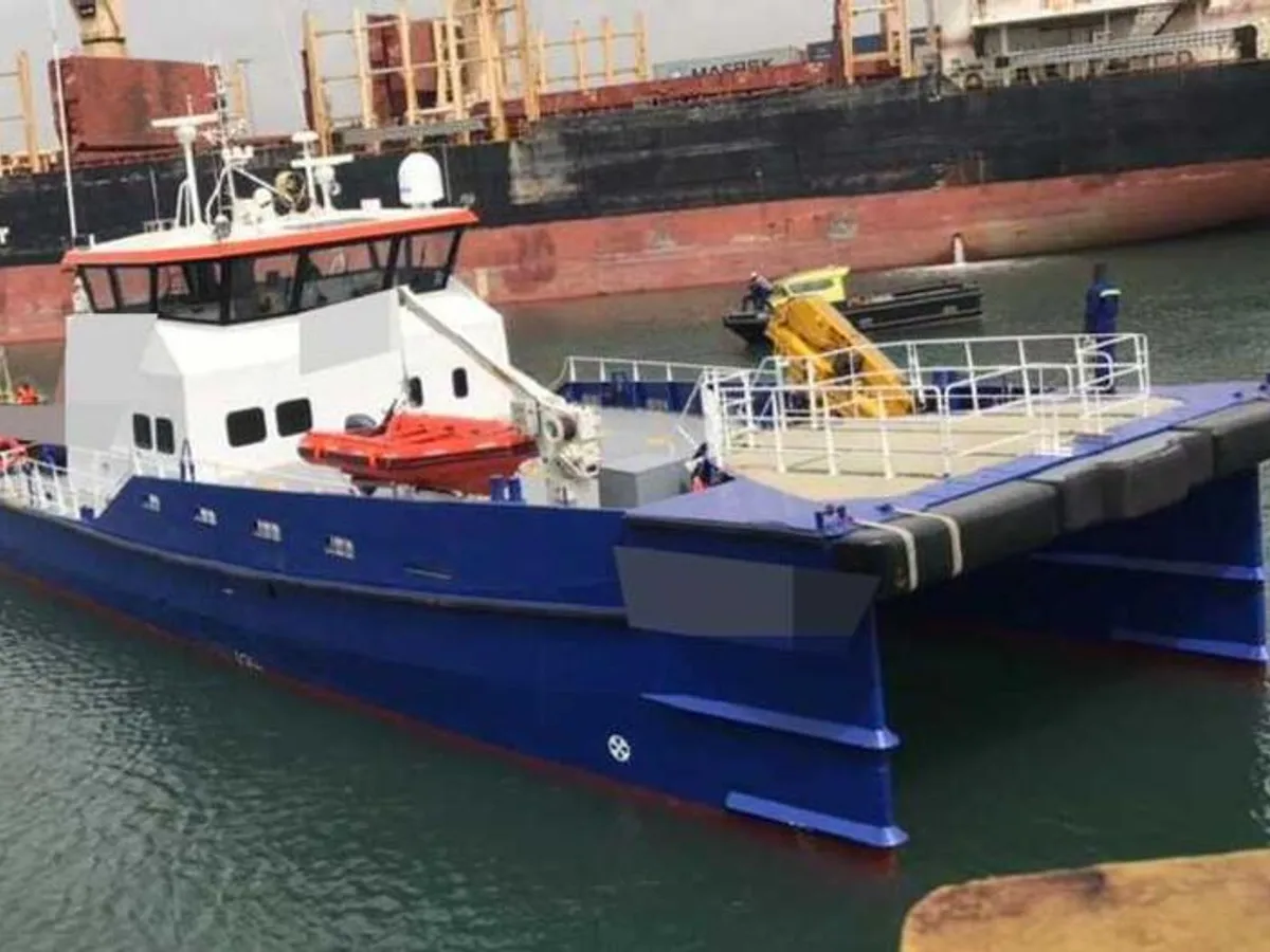 Tàu chở thủy thủ đoàn để bán