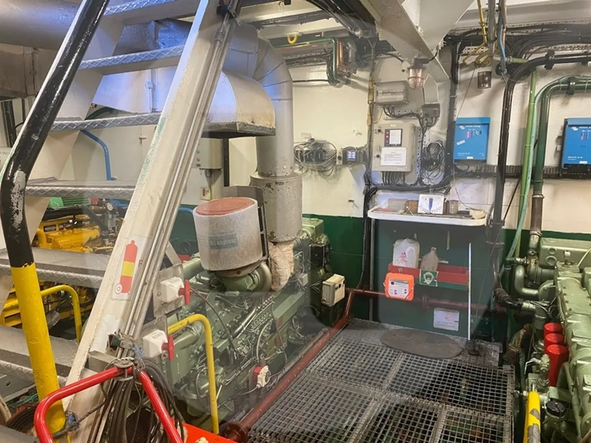Tàu khảo sát để bán