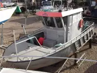 Tàu làm việc để bán