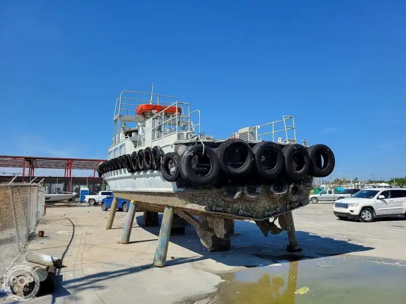 Tàu chở thủy thủ đoàn để bán
