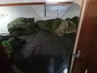 Tàu chở thủy thủ đoàn để bán