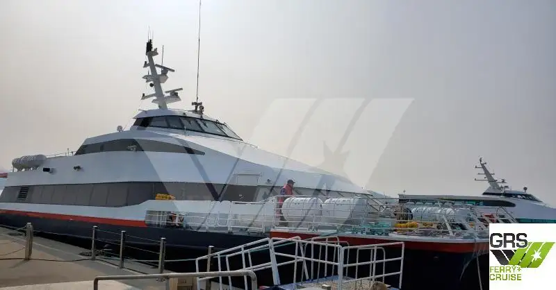 Tàu du lịch để bán