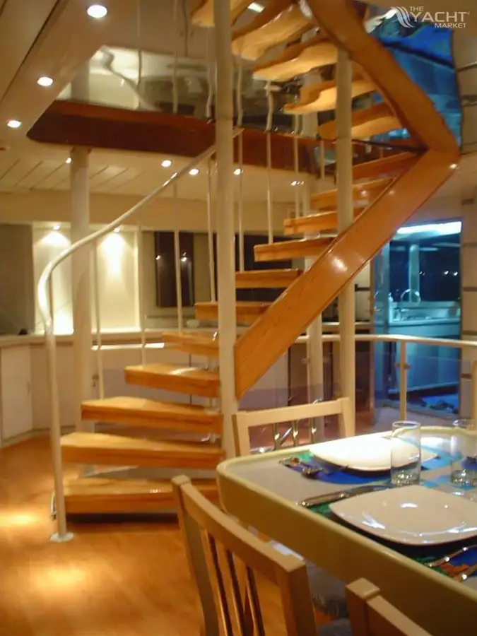 Tàu hỗ trợ lặn để bán