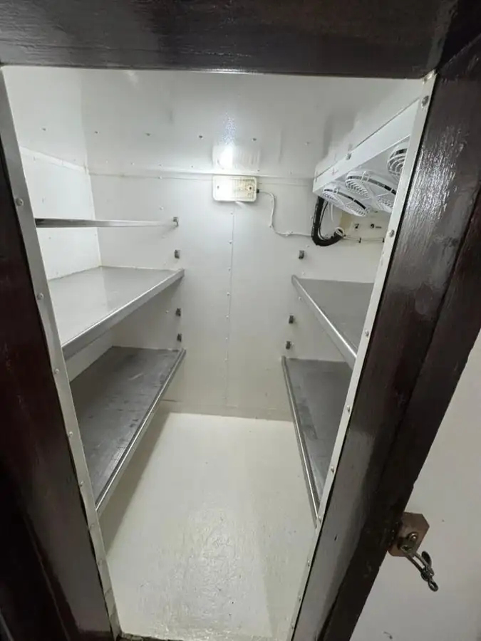 Tàu container để bán