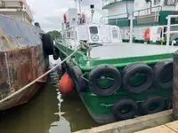 Tàu chở thủy thủ đoàn để bán
