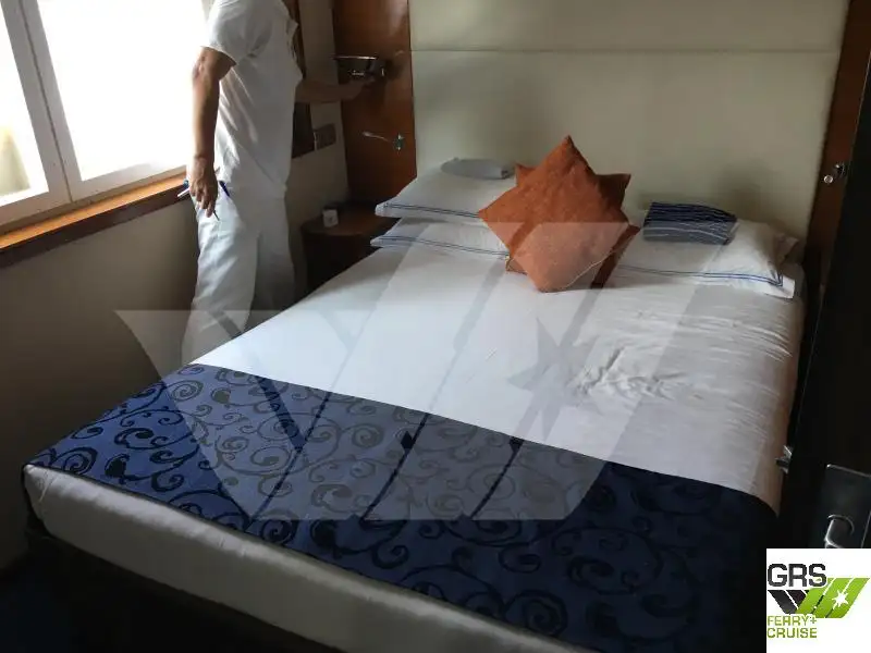 Tàu du lịch để bán