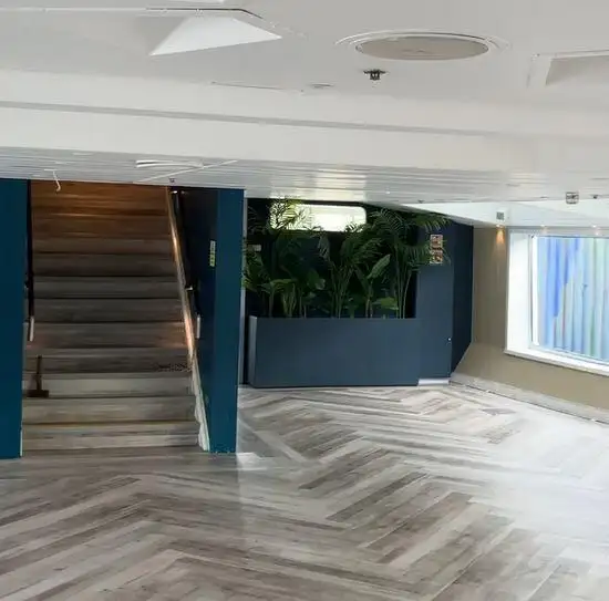 Tàu chở khách và hàng hóa để bán