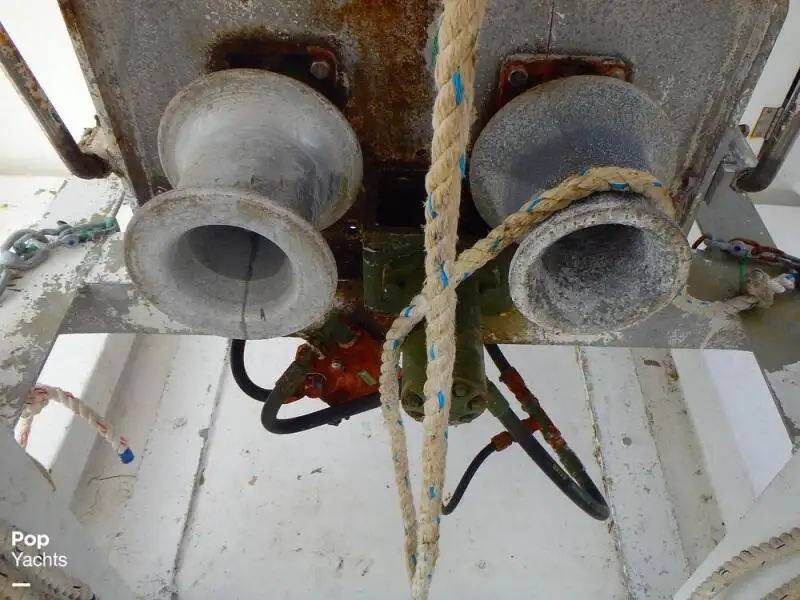 Tàu kéo lưới để bán