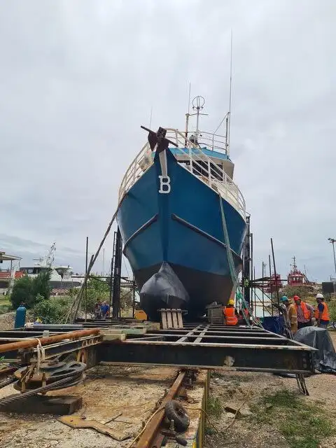 Tàu kéo lưới để bán