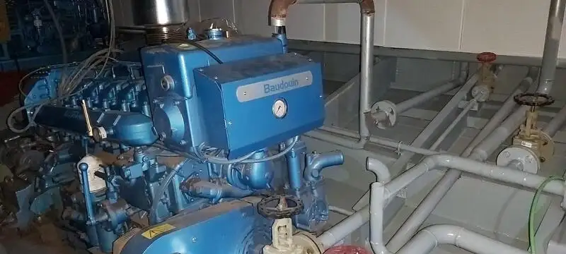 Tàu du lịch để bán